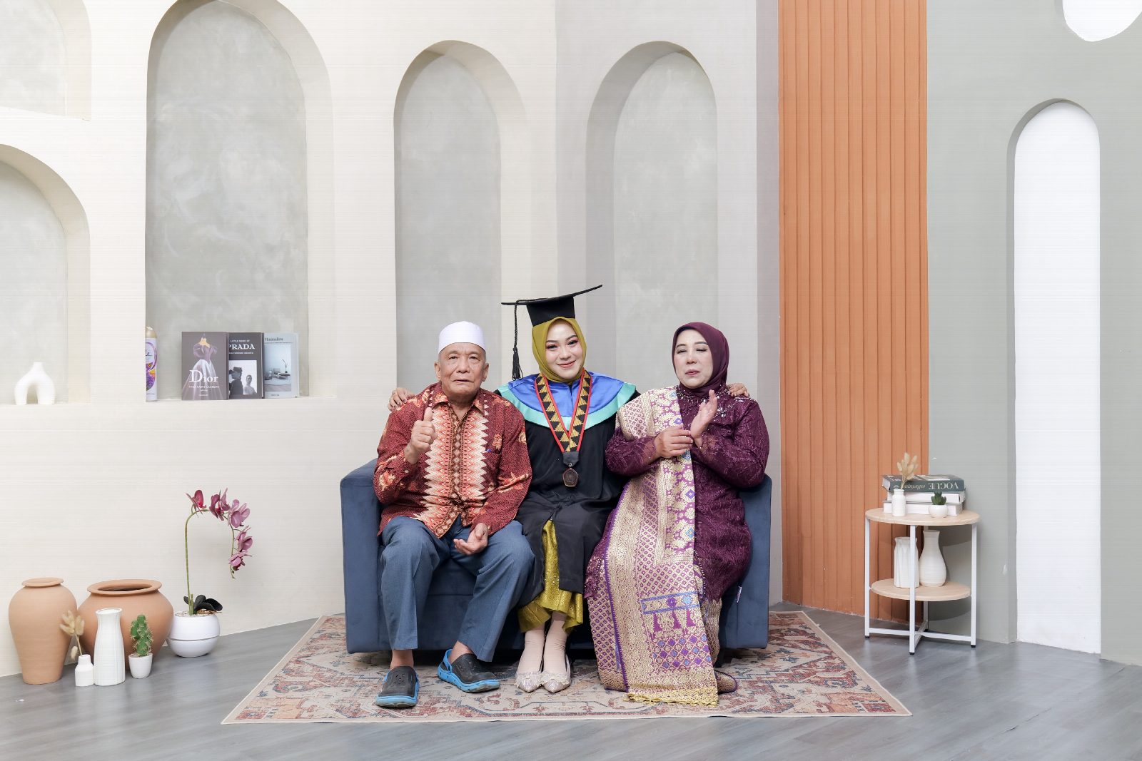 Sesi foto wisuda bersama keluarga di studio
